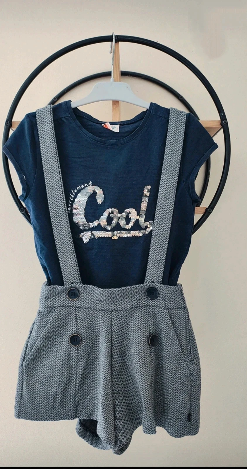 8 ans ensemble été Teeshirt tape a l'oeil et short a bretelles Okaïdi